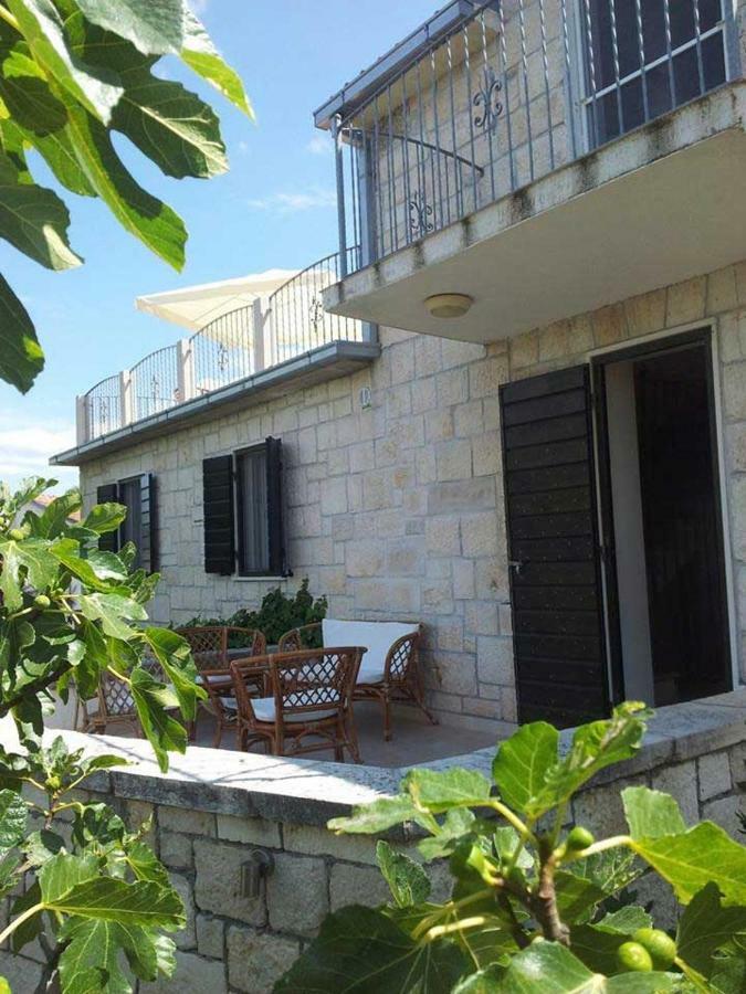 Villa Ujoli Splitska Exterior foto